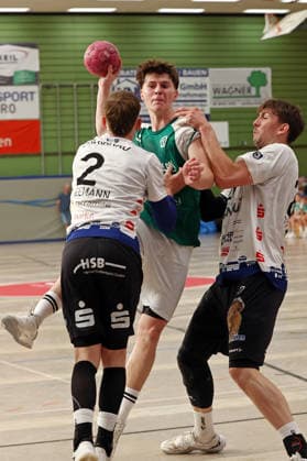 05.08.2026, xovx, Handball Lindencup, HSG Dutenhofen Münchholzhausen - HSG Hanau v.l. Jan-Eric Kleemann (HSG Hanau), Leonard Rettemeier (HSG Dutenhofen Münchholzhausen ICedric Schiefer (HSG Hanau) Linden Stadthalle Hessen Deutschland (DE) *** August 5, 2026, xovx, Lindencup Handball Tournament, HSG Dutenhofen Münchholzhausen vs. HSG Hanau; from left: Jan Eric Kleemann (HSG Hanau), Leonard Rettemeier (HSG Dutenhofen Münchholzhausen), Cedric Schiefer (HSG Hanau); Linden Stadthalle, Hesse, Germany, DE