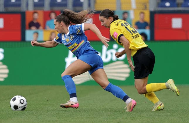 SOCCER - WCL, St.Poelten vs Bern SANKT POELTEN,AUSTRIA,05.AUG.26 - WOMEN SOCCER - UEFA Women s Champions League, qualification, SKN Sankt Poelten vs BSC YB Frauen. Image shows Izabela Krizaj (St.Poelten) and Malaurie Granges (Bern).  GEPAxpictures xWalterxLuger