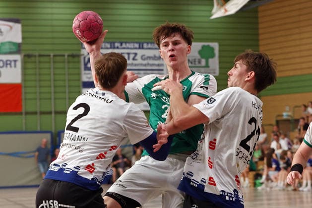 05.08.2026, xovx, Handball Lindencup, HSG Dutenhofen Münchholzhausen - HSG Hanau v.l. Jan-Eric Kleemann (HSG Hanau), Leonard Rettemeier (HSG Dutenhofen Münchholzhausen II), Cedric Schiefer (HSG Hanau) Linden Stadthalle Hessen Deutschland (DE) *** August 5, 2026, xovx, Lindencup Handball, HSG Dutenhofen Münchholzhausen vs. HSG Hanau; from left: Jan Eric Kleemann (HSG Hanau), Leonard Rettemeier (HSG Dutenhofen Münchholzhausen II), Cedric Schiefer (HSG Hanau); Linden City Hall, Hesse, Germany, DE