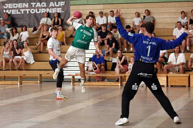 05.08.2026, xovx, Handball Lindencup, HSG Dutenhofen Münchholzhausen - HSG Hanau v.l. Sebastian Hein (HSG Hanau), Ben Lubbadeh (HSG Dutenhofen Münchholzhausen II), Florian-Patrick Eberhard (HSG Hanau) Linden Stadthalle Hessen Deutschland (DE) *** August 5, 2026, xovx, Lindencup Handball Tournament, HSG Dutenhofen Münchholzhausen vs. HSG Hanau; Sebastian Hein (HSG Hanau), Ben Lubbadeh (HSG Dutenhofen Münchholzhausen II), Florian Patrick Eberhard (HSG Hanau); Linden Stadthalle, Hesse, Germany, DE