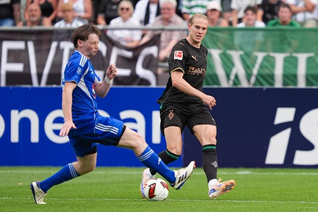 05.08.2026, xydrx, Fußball, Testspiel, FC Rottach-Egern - Borussia Mönchengladbach, Saison 2026 2027, Stadion am Birkenmoos: Gabriel Kiekenbeck (FC Rottach-Egern, 6) im Zweikampf gegen David Herold (Borussia Moenchengladbach, 20) DFB regulations prohibit any use of photographs as image sequences and or quasi-video. *** August 5, 2026, xydrx, Soccer, Friendly Match, FC Rottach Egern vs. Borussia Mönchengladbach, 2026–2027 Season, Birkenmoos Stadium, Gabriel Kiekenbeck, FC Rottach Egern, No. 6 in a tackle against David Herold, Borussia Mönchengladbach, 20. DFB regulations prohibit any use of photographs as image sequences and or quasi-video. Copyright: HMBxMedia YannisxDreimann