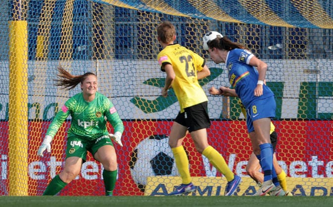 SOCCER - WCL, St.Poelten vs Bern SANKT POELTEN,AUSTRIA,05.AUG.26 - WOMEN SOCCER - UEFA Women s Champions League, qualification, SKN Sankt Poelten vs BSC YB Frauen. Image shows Amanda Brunholt, Bianca Dysli (Bern) and Victoria Laino (St.Poelten). Keywords: goal.  GEPAxpictures xWalterxLuger