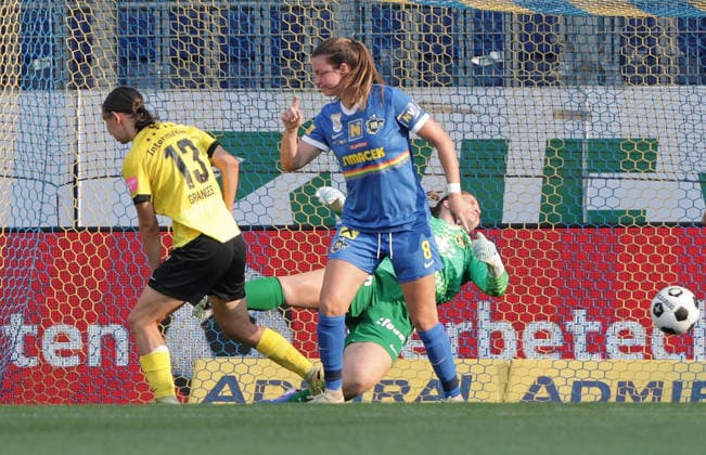 SOCCER - WCL, St.Poelten vs Bern SANKT POELTEN,AUSTRIA,05.AUG.26 - WOMEN SOCCER - UEFA Women s Champions League, qualification, SKN Sankt Poelten vs BSC YB Frauen. Image shows Malaurie Granges (Bern), Victoria Laino (St.Poelten) and Amanda Brunholt (Bern). Keywords: goal.  GEPAxpictures xWalterxLuger