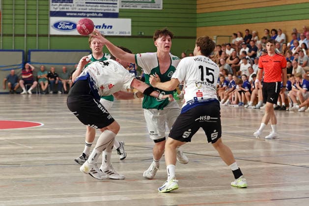 05.08.2026, xovx, Handball Lindencup, HSG Dutenhofen Münchholzhausen - HSG Hanau v.l. Lukas Gümbel (HSG Dutenhofen Münchholzhausen II), Dziugas Jusys (HSG Hanau), Leonard Rettemeier (HSG Dutenhofen Münchholzhausen II), Ben Scharriär (HSG Hanau) Linden Stadthalle Hessen Deutschland (DE) *** August 5, 2026, xovx, Lindencup Handball, HSG Dutenhofen Münchholzhausen vs. HSG Hanau; from left: Lukas Gümbel (HSG Dutenhofen Münchholzhausen II), Dziugas Jusys (HSG Hanau), Leonard Rettemeier (HSG Dutenhofen Münchholzhausen II), Ben Scharriär (HSG Hanau); Linden City Hall, Hesse, Germany, DE