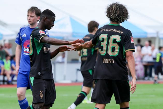 Iaia Manco Danfa (Borussia Moenchengladbach) bejubelt seinen Treffer zum 0:3 mit Wael Mohya (Borussia Moenchengladbach waehrend des Freundschaftsspiels zwischen dem FC Rottach-Egern und Borussia Moenchengladbach, Stadion Birkenmoos am 05. August 2026 in Rottach-Egern, Deutschland. (Foto von Marco Steinbrenner DeFodi Images) +++ Iaia Manco Danfa (Borussia Moenchengladbach) celebrates after scoring his teams third Goal with Wael Mohya (Borussia Moenchengladbach during the Friendly match between FC Rottach-Egern and Borussia Moenchengladbach at Stadion Birkenmoos on August 5, 2026 in Rottach-Egern, Germany. (Photo by Marco Steinbrenner DeFodi Images) (Photo by Marco Steinbrenner DeFodi Images) - *** Iaia Manco Danfa of Borussia Mönchengladbach celebrates his goal—making the score 0–3—with Wael Mohya of Borussia Mönchengladbach during the friendly match between FC Rottach Egern and Borussia Mönchengladbach, Birkenmoos Stadium on August 5, 2026, in Rottach-Egern, Germany. Photo by Marco Steinbrenner, DeFodi Images. Iaia Manco Danfa of Borussia Mönchengladbach celebrates after scoring his team’s third goal with Wael Mohya of Borussia Mönchengladbach during the friendly match between FC Rottach Egern and Borussia Mönchengladbach at Birkenmoos Stadium on August 5, 2026 in Rottach Egern, Germany. Photo by Marco Steinbrenner, DeFodi Images. Photo by Marco Steinbrenner, DeFodi Images.