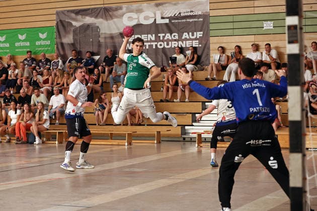 05.08.2026, xovx, Handball Lindencup, HSG Dutenhofen Münchholzhausen - HSG Hanau v.l. Lukas Böhm (HSG Hanau), Alois Mraz (HSG Dutenhofen Münchholzhausen II), Florian-Patrick Eberhard (HSG Hanau) Linden Stadthalle Hessen Deutschland (DE) *** August 5, 2026, xovx, Lindencup Handball Tournament, HSG Dutenhofen Münchholzhausen vs. HSG Hanau; from left: Lukas Böhm (HSG Hanau), Alois Mraz (HSG Dutenhofen Münchholzhausen II), Florian Patrick Eberhard (HSG Hanau); Linden Stadthalle, Hesse, Germany, DE