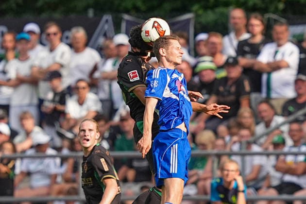 05.08.2026, xydrx, Fußball, Testspiel, FC Rottach-Egern - Borussia Mönchengladbach, Saison 2026 2027, Stadion am Birkenmoos: Tyler Louis Meiser (Borussia Moenchengladbach, 43) im Zweikampf gegen Tobias Schlichtner (FC Rottach-Egern, 18) DFB regulations prohibit any use of photographs as image sequences and or quasi-video. *** August 5, 2026, xydrx, Soccer, Friendly Match, FC Rottach Egern vs. Borussia Mönchengladbach, 2026–2027 Season, Birkenmoos Stadium, Tyler Louis Meiser (Borussia Mönchengladbach), No. 43 in a tackle against Tobias Schlichtner (FC Rottach Egern), No. 18. DFB regulations prohibit any use of photographs as image sequences and or quasi-video. Copyright: HMBxMedia YannisxDreimann