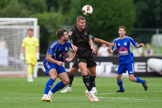 05.08.2026, xydrx, Fußball, Testspiel, FC Rottach-Egern - Borussia Mönchengladbach, Saison 2026 2027, Stadion am Birkenmoos: Julian Wiefarn (FC Rottach-Egern, 5) im Zweikampf gegen Nico Elvedi (Borussia Moenchengladbach, 30) DFB regulations prohibit any use of photographs as image sequences and or quasi-video. *** August 5, 2026, xydrx, soccer, exhibition match, FC Rottach Egern vs. Borussia Mönchengladbach, 2026–2027 season, Birkenmoos Stadium, Julian Wiefarn, FC Rottach Egern, No. 5 in a tackle against Nico Elvedi, Borussia Mönchengladbach, 30. DFB regulations prohibit any use of photographs as image sequences and or quasi-video. Copyright: HMBxMedia YannisxDreimann