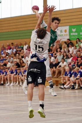 05.08.2026, xovx, Handball Lindencup, HSG Dutenhofen Münchholzhausen - HSG Hanau v.l. Ben Scharriär (HSG Hanau), Alois Mraz (HSG Dutenhofen Münchholzhausen II) Linden Stadthalle Hessen Deutschland (DE) *** August 5, 2026, xovx, Lindencup Handball Tournament, HSG Dutenhofen Münchholzhausen vs. HSG Hanau; from left: Ben Scharriär (HSG Hanau), Alois Mraz (HSG Dutenhofen Münchholzhausen II); Linden City Hall, Hesse, Germany, DE