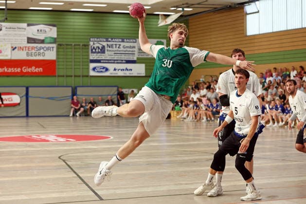 05.08.2026, xovx, Handball Lindencup, HSG Dutenhofen Münchholzhausen - HSG Hanau v.l. Johannes Hollenberg (HSG Dutenhofen Münchholzhausen II), Lukas Böhm (HSG Hanau), Jan-Eric Kleemann (HSG Hanau) Linden Stadthalle Hessen Deutschland (DE) *** August 5, 2026, xovx, Lindencup Handball Tournament, HSG Dutenhofen Münchholzhausen vs. HSG Hanau, from left: Johannes Hollenberg (HSG Dutenhofen Münchholzhausen II), Lukas Böhm (HSG Hanau), Jan Eric Kleemann (HSG Hanau), Linden City Hall, Hesse, Germany, DE