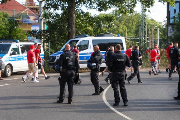 Leipzig - Ausverkauftes Derby unter hohen Sicherheitsvorkehrungen: Chemie Leipzig empfängt den Halleschen FC Die BSG Chemie Leipzig empfängt am Mittwochabend den Halleschen FC zum Mitteldeutschen Derby in der Regionalliga Nordost. Das Spiel im Alfred-Kunze-Sportpark ist mit 4.999 Zuschauern ausverkauft, der Anstoß erfolgt um 19 Uhr. Bereits vor dem Spiel werden umfangreiche Sicherheitsmaßnahmen umgesetzt, da die Begegnung als Hochsicherheitsspiel der Kategorie 1 eingestuft wurde. Die Polizeidirektion Leipzig wird dabei von Kräften der sächsischen Bereitschaftspolizei, des Polizeipräsidiums für Service und IT, Einsatzkräften aus Sachsen-Anhalt sowie der Bundespolizei unterstützt. Zudem stehen ein Sensocopter zur luftgestützten Lagebeobachtung und eine Wasserwerferstaffel bereit. Ein Schwerpunkt des Einsatzes liegt auf der konsequenten Trennung der Fanlager sowie der Sicherung der An- und Abreise. Leipzig Sachsen Deutschland *** Leipzig: Sold-Out Derby Under Strict Security Measures; Chemie Leipzig Hosts Halleschen FC On Wednesday evening, BSG Chemie Leipzig will host Halleschen FC for the Central German Derby in the Northeast Regional League. The match at Alfred Kunze Sportpark is sold out with 4,999 spectators, with kickoff scheduled for 7 p.m. Extensive security measures are already being implemented ahead of the match, as the game has been classified as a Category 1 high-security match. The Leipzig Police Department is being supported by units from the Saxon riot police, the Police Headquarters for Service and IT, response teams from Saxony-Anhalt, and the Federal Police. Additionally, a Sensocopter for aerial surveillance and a water cannon unit are on standby. A key focus of the operation is the strict separation of the fan sections as well as ensuring safe travel to and from the venue. Leipzig, Saxony, Germany Copyright: xEHLxMedia BjörnxStachx 20260805_regionalliga-chemie-hfc_3