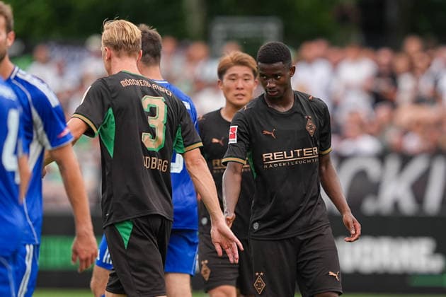 05.08.2026, xydrx, Fußball, Testspiel, FC Rottach-Egern - Borussia Mönchengladbach, Saison 2026 2027, Stadion am Birkenmoos: Torjubel nach dem Tor zum 4:0 für Borussia Moenchengladbach durch Torschütze Iaia Manco Danfa (Borussia Moenchengladbach, 39) zusammen mit Isac Lidberg (Borussia Moenchengladbach, 3) DFB regulations prohibit any use of photographs as image sequences and or quasi-video. *** August 5, 2026, xydrx, soccer, exhibition match, FC Rottach Egern vs. Borussia Mönchengladbach, 2026–2027 season, Birkenmoos Stadium: Celebrations after Borussia Mönchengladbach’s 4–0 goal scored by Iaia Manco Danfa (Borussia Mönchengladbach, No. 39) alongside Isac Lidberg (Borussia Mönchengladbach, No. 3). DFB regulations prohibit any use of photographs as image sequences and or quasi-video. Copyright: HMBxMedia YannisxDreimann