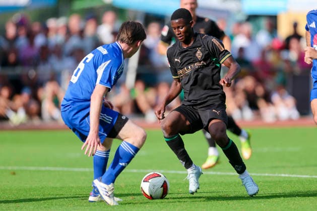Gabriel Kiekenbeck (FC Rottach-Egern) und Iaia Manco Danfa (Borussia Moenchengladbach) kaempfen um den Ball waehrend des Freundschaftsspiels zwischen dem FC Rottach-Egern und Borussia Moenchengladbach, Stadion Birkenmoos am 05. August 2026 in Rottach-Egern, Deutschland. (Foto von Marco Steinbrenner DeFodi Images) +++ Gabriel Kiekenbeck (FC Rottach-Egern) und Iaia Manco Danfa (Borussia Moenchengladbach) battle for the ball during the Friendly match between FC Rottach-Egern and Borussia Moenchengladbach at Stadion Birkenmoos on August 5, 2026 in Rottach-Egern, Germany. (Photo by Marco Steinbrenner DeFodi Images) (Photo by Marco Steinbrenner DeFodi Images) - *** Gabriel Kiekenbeck of FC Rottach Egern and Iaia Manco Danfa of Borussia Mönchengladbach battle for the ball during the friendly match between FC Rottach Egern and Borussia Mönchengladbach, Birkenmoos Stadium on August 5, 2026, in Rottach Egern, Germany. Photo by Marco Steinbrenner, DeFodi Images. Gabriel Kiekenbeck of FC Rottach Egern and Iaia Manco Danfa of Borussia Mönchengladbach battle for the ball during the friendly match between FC Rottach Egern and Borussia Mönchengladbach at Birkenmoos Stadium on August 5, 2026 in Rottach Egern, Germany Photo by Marco Steinbrenner, DeFodi Images Photo by Marco Steinbrenner, DeFodi Images