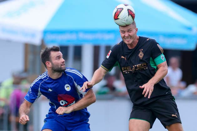 Julian Wiefarn (FC Rottach-Egern) und Nico Elvedi (Borussia Moenchengladbach) kaempfen um den Ball waehrend des Freundschaftsspiels zwischen dem FC Rottach-Egern und Borussia Moenchengladbach, Stadion Birkenmoos am 05. August 2026 in Rottach-Egern, Deutschland. (Foto von Marco Steinbrenner DeFodi Images) +++ Julian Wiefarn (FC Rottach-Egern) und Nico Elvedi (Borussia Moenchengladbach) battle for the ball during the Friendly match between FC Rottach-Egern and Borussia Moenchengladbach at Stadion Birkenmoos on August 5, 2026 in Rottach-Egern, Germany. (Photo by Marco Steinbrenner DeFodi Images) (Photo by Marco Steinbrenner DeFodi Images) - *** Julian Wiefarn of FC Rottach Egern and Nico Elvedi of Borussia Mönchengladbach battle for the ball during the friendly match between FC Rottach Egern and Borussia Mönchengladbach at Birkenmoos Stadium on August 5, 2026, in Rottach Egern, Germany. Photo by Marco Steinbrenner, DeFodi Images. Julian Wiefarn of FC Rottach Egern and Nico Elvedi of Borussia Mönchengladbach battle for the ball during the friendly match between FC Rottach Egern and Borussia Mönchengladbach at Stadion Birkenmoos on August 5, 2026 in Rottach Egern, Germany. Photo by Marco Steinbrenner, DeFodi Images. Photo by Marco Steinbrenner, DeFodi Images.