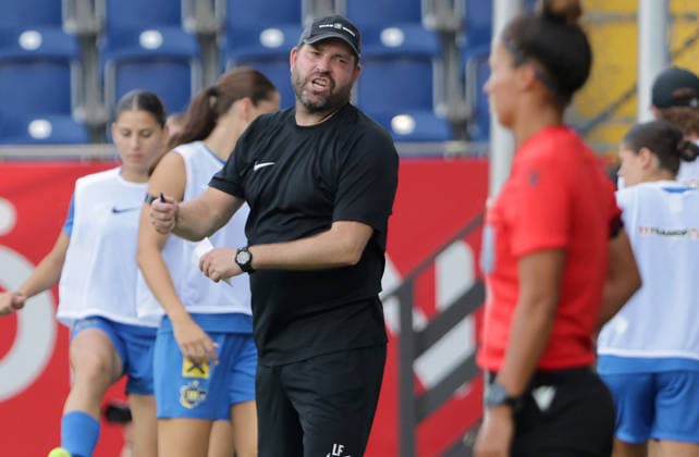 SOCCER - WCL, St.Poelten vs Bern SANKT POELTEN,AUSTRIA,05.AUG.26 - WOMEN SOCCER - UEFA Women s Champions League, qualification, SKN Sankt Poelten vs BSC YB Frauen. Image shows head coach Laurent Fassotte (St.Poelten).  GEPAxpictures xWalterxLuger