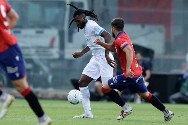 SSC Napoli preseason 2026-27 in Castel Di Sangro friendly match SSC Napoli vs Osasuna Napoli s Cameroonian midfielder Andre Frank Zambo Anguissa challenges for the ball with LIker MUNOZ during friendly match SSC Napoli vs Osasuna SSC Napoli s 2026-27 preseason training camp in Castel Di Sangro, Abruzzo, Italy. August, 05, 2026. _BPH3977 Copyright: xAntonioxBalascox
