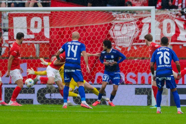 UEFA Conference Leauge 2026: Brann - Apollon Limassol Bergen 20260805. Apollon Limassols GaÃ tan Weissbeck med frispark i UEFA Conference Leauge-kampen i fotball mellom SK Brann og Apollon Limassol pa Brann stadion. Foto: Paul S. Amundsen NTB Bergen Norge EDITORIAL USE ONLY. RESTRICTED USE FOR BETTING COMPANIES Ref:_SPOxl4rJk8QBk4.jpg *** UEFA Conference League 2026 Brann Apollon Limassol Bergen 20260805 Apollon Limassol s Gaetan Weissbeck takes a free kick during the UEFA Conference League soccer match between SK Brann and Apollon Limassol at Brann Stadium. Photo: Paul S. Amundsen, NTB, Bergen, Norway. EDITORIAL USE ONLY. RESTRICTED USE FOR BETTING COMPANIES  Copyright: xPaulxS.xAmundsenx xNTBx