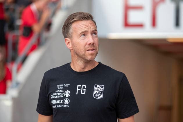 GER, Erfurt, Fussball, Regionalliga Nordost, 3. Spieltag, FC Rot-Weiss Erfurt vs. Tasmania Berlin im Bild v.l.: Fabian Gerber (Cheftrainer FC Rot-Weiß Erfurt), blickt Richtung Steigerwaldkurve vor dem Spiel 05.08.2026, Steigerwaldstadion Erfurt DFB REGULATIONS PROHIBIT ANY USE OF PHOTOGRAPHS AS IMAGE SEQUENCES AND OR QUASI-VIDEO, *** GER, Erfurt, Soccer, Northeast Regional League, Matchday 3, FC Rot Weiss Erfurt vs. Tasmania Berlin: In the photo, from left, Fabian Gerber, head coach of FC Rot Weiss Erfurt, looks toward the Steigerwaldkurve before the game on August 5, 2026, Steigerwald Stadium, Erfurt. DFB regulations prohibit any use of photographs as image sequences and or quasi-video, Copyright: HMBxMedia PaulxFritz
