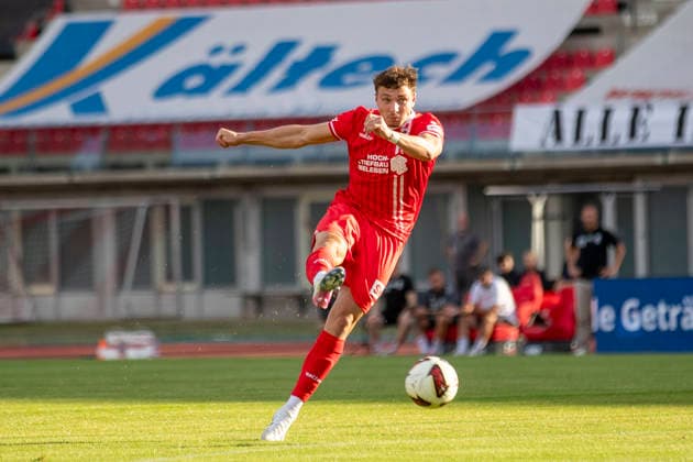 GER, Erfurt, Fussball, Regionalliga Nordost, 3. Spieltag, FC Rot-Weiss Erfurt vs. Tasmania Berlin im Bild v.l.: Robbie Felßberg (FC Rot-Weiß Erfurt 18), Torschuss, Aktion mit Ball 05.08.2026, Steigerwaldstadion Erfurt DFB REGULATIONS PROHIBIT ANY USE OF PHOTOGRAPHS AS IMAGE SEQUENCES AND OR QUASI-VIDEO, *** GER, Erfurt, Soccer, Northeast Regional League, Matchday 3, FC Rot-Weiss Erfurt vs. Tasmania Berlin (pictured, from left): Robbie Felßberg (FC Rot-Weiss Erfurt, No. 18), shooting on goal, in action with the ball, August 5, 2026, Steigerwaldstadion, Erfurt. DFB regulations prohibit any use of photographs as image sequences and or quasi-video, Copyright: HMBxMedia PaulxFritz