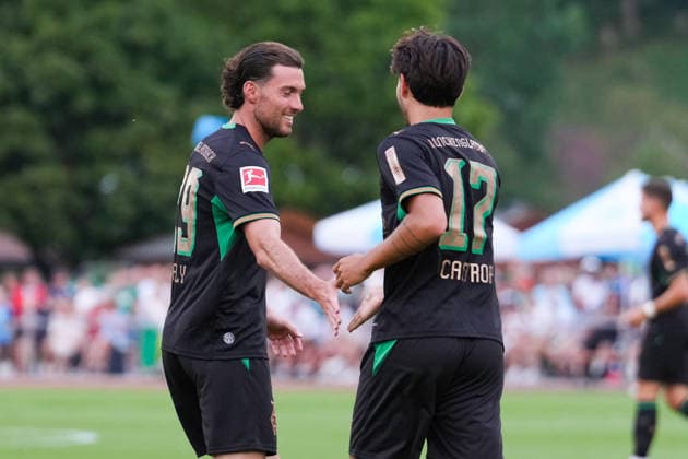 05.08.2026, xydrx, Fußball, Testspiel, FC Rottach-Egern - Borussia Mönchengladbach, Saison 2026 2027, Stadion am Birkenmoos: Torjubel nach dem Tor zum 9:0 für Borussia Moenchengladbach durch Torschütze Jens Castrop (Borussia Moenchengladbach, 17) zusammen mit Joe Scally (Borussia Moenchengladbach, 29) DFB regulations prohibit any use of photographs as image sequences and or quasi-video. *** August 5, 2026, xydrx, soccer, exhibition match, FC Rottach Egern vs. Borussia Mönchengladbach, 2026–2027 season, Birkenmoos Stadium: Celebrations after Borussia Mönchengladbach’s 9–0 goal scored by Jens Castrop (Borussia Mönchengladbach, No. 17) alongside Joe Scally (Borussia Mönchengladbach, No. 29). DFB regulations prohibit any use of photographs as image sequences and or quasi-video. Copyright: HMBxMedia YannisxDreimann