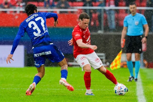 UEFA Conference Leauge 2026: Brann - Apollon Limassol Bergen 20260805. Apollon Limassols Leonidas Konomis og Branns Eggert Aron Gudmundsson i UEFA Conference Leauge-kampen i fotball mellom SK Brann og Apollon Limassol pa Brann stadion. Foto: Paul S. Amundsen NTB Bergen Norge EDITORIAL USE ONLY. RESTRICTED USE FOR BETTING COMPANIES Ref:_SPOeTvNpLNeMKw.jpg *** UEFA Conference League 2026 Brann Apollon Limassol Bergen 20260805 Apollon Limassol s Leonidas Konomis and Brann s Eggert Aron Gudmundsson in the UEFA Conference League soccer match between SK Brann and Apollon Limassol at Brann Stadium Photo by Paul S. Amundsen, NTB, Bergen, Norway. EDITORIAL USE ONLY. RESTRICTED USE FOR BETTING COMPANIES  Copyright: xPaulxS.xAmundsenx xNTBx