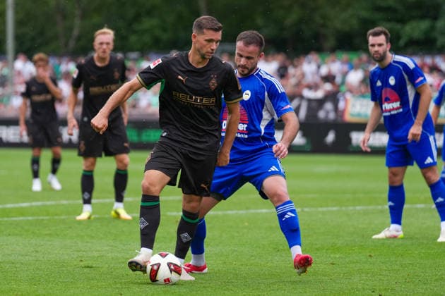 05.08.2026, xydrx, Fußball, Testspiel, FC Rottach-Egern - Borussia Mönchengladbach, Saison 2026 2027, Stadion am Birkenmoos: Kevin Stoeger (Borussia Moenchengladbach, 7) im Zweikampf gegen Fethi Sourtsoglou (FC Rottach-Egern, 10) DFB regulations prohibit any use of photographs as image sequences and or quasi-video. *** August 5, 2026, xydrx, Soccer, Friendly Match, FC Rottach Egern vs. Borussia Mönchengladbach, 2026–2027 Season, Birkenmoos Stadium, Kevin Stoeger, Borussia Mönchengladbach, No. 7 in a tackle against Fethi Sourtsoglou of FC Rottach Egern, No. 10. DFB regulations prohibit any use of photographs as image sequences and or quasi-video. Copyright: HMBxMedia YannisxDreimann