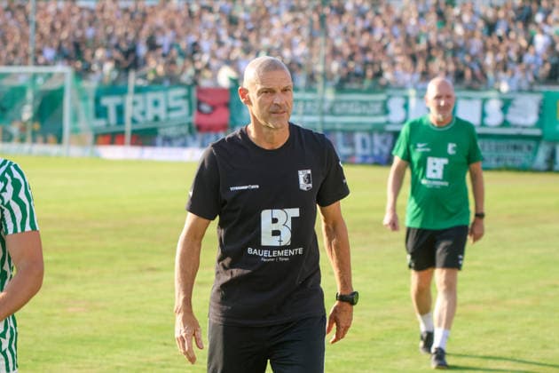 Leipzig - Ausverkauftes Derby unter hohen Sicherheitsvorkehrungen: Chemie Leipzig empfängt den Halleschen FC Die BSG Chemie Leipzig empfängt am Mittwochabend den Halleschen FC zum Mitteldeutschen Derby in der Regionalliga Nordost. Das Spiel im Alfred-Kunze-Sportpark ist mit 4.999 Zuschauern ausverkauft, der Anstoß erfolgt um 19 Uhr. Bereits vor dem Spiel werden umfangreiche Sicherheitsmaßnahmen umgesetzt, da die Begegnung als Hochsicherheitsspiel der Kategorie 1 eingestuft wurde. Die Polizeidirektion Leipzig wird dabei von Kräften der sächsischen Bereitschaftspolizei, des Polizeipräsidiums für Service und IT, Einsatzkräften aus Sachsen-Anhalt sowie der Bundespolizei unterstützt. Zudem stehen ein Sensocopter zur luftgestützten Lagebeobachtung und eine Wasserwerferstaffel bereit. Ein Schwerpunkt des Einsatzes liegt auf der konsequenten Trennung der Fanlager sowie der Sicherung der An- und Abreise. Im Foto: Alexander Schmidt Leipzig Sachsen Deutschland *** Leipzig: Sold-Out Derby Under Strict Security Measures; Chemie Leipzig Hosts Halleschen FC On Wednesday evening, BSG Chemie Leipzig will host Halleschen FC for the Central German Derby in the Northeast Regional League. The match at Alfred Kunze Sportpark is sold out with 4,999 spectators, with kickoff scheduled for 7 p.m. Extensive security measures are already being implemented ahead of the match, as the game has been classified as a Category 1 high-security match. The Leipzig Police Department is being supported by units from the Saxon riot police, the Police Headquarters for Service and IT, response teams from Saxony-Anhalt, and the Federal Police. In addition, a Sensocopter for aerial surveillance and a water cannon unit are on standby. A key focus of the operation is the strict separation of the fan sections as well as ensuring safe travel to and from the stadium. Pictured: Alexander Schmidt, Leipzig, Saxony, Germany Copyright: xEHLxMedia BjörnxStachx 20260805_regionalliga-chemie-hfc_11