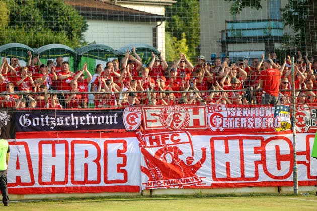 Leipzig - Ausverkauftes Derby unter hohen Sicherheitsvorkehrungen: Chemie Leipzig empfängt den Halleschen FC Die BSG Chemie Leipzig empfängt am Mittwochabend den Halleschen FC zum Mitteldeutschen Derby in der Regionalliga Nordost. Das Spiel im Alfred-Kunze-Sportpark ist mit 4.999 Zuschauern ausverkauft, der Anstoß erfolgt um 19 Uhr. Bereits vor dem Spiel werden umfangreiche Sicherheitsmaßnahmen umgesetzt, da die Begegnung als Hochsicherheitsspiel der Kategorie 1 eingestuft wurde. Die Polizeidirektion Leipzig wird dabei von Kräften der sächsischen Bereitschaftspolizei, des Polizeipräsidiums für Service und IT, Einsatzkräften aus Sachsen-Anhalt sowie der Bundespolizei unterstützt. Zudem stehen ein Sensocopter zur luftgestützten Lagebeobachtung und eine Wasserwerferstaffel bereit. Ein Schwerpunkt des Einsatzes liegt auf der konsequenten Trennung der Fanlager sowie der Sicherung der An- und Abreise. Leipzig Sachsen Deutschland *** Leipzig: Sold-Out Derby Under Strict Security Measures; Chemie Leipzig Hosts Halleschen FC On Wednesday evening, BSG Chemie Leipzig will host Halleschen FC for the Central German Derby in the Northeast Regional League. The match at Alfred Kunze Sportpark is sold out with 4,999 spectators, with kickoff scheduled for 7 p.m. Extensive security measures are already being implemented ahead of the match, as the game has been classified as a Category 1 high-security match. The Leipzig Police Department is being supported by units from the Saxon riot police, the Police Headquarters for Service and IT, response teams from Saxony-Anhalt, and the Federal Police. Additionally, a Sensocopter for aerial surveillance and a water cannon unit are on standby. A key focus of the operation is the strict separation of the fan sections as well as ensuring safe travel to and from the venue. Leipzig, Saxony, Germany Copyright: xEHLxMedia BjörnxStachx 20260805_regionalliga-chemie-hfc_12