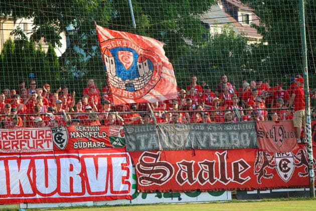 Leipzig - Ausverkauftes Derby unter hohen Sicherheitsvorkehrungen: Chemie Leipzig empfängt den Halleschen FC Die BSG Chemie Leipzig empfängt am Mittwochabend den Halleschen FC zum Mitteldeutschen Derby in der Regionalliga Nordost. Das Spiel im Alfred-Kunze-Sportpark ist mit 4.999 Zuschauern ausverkauft, der Anstoß erfolgt um 19 Uhr. Bereits vor dem Spiel werden umfangreiche Sicherheitsmaßnahmen umgesetzt, da die Begegnung als Hochsicherheitsspiel der Kategorie 1 eingestuft wurde. Die Polizeidirektion Leipzig wird dabei von Kräften der sächsischen Bereitschaftspolizei, des Polizeipräsidiums für Service und IT, Einsatzkräften aus Sachsen-Anhalt sowie der Bundespolizei unterstützt. Zudem stehen ein Sensocopter zur luftgestützten Lagebeobachtung und eine Wasserwerferstaffel bereit. Ein Schwerpunkt des Einsatzes liegt auf der konsequenten Trennung der Fanlager sowie der Sicherung der An- und Abreise. Leipzig Sachsen Deutschland *** Leipzig: Sold-Out Derby Under Strict Security Measures; Chemie Leipzig Hosts Halleschen FC On Wednesday evening, BSG Chemie Leipzig will host Halleschen FC for the Central German Derby in the Northeast Regional League. The match at Alfred Kunze Sportpark is sold out with 4,999 spectators, with kickoff scheduled for 7 p.m. Extensive security measures are already being implemented ahead of the match, as the game has been classified as a Category 1 high-security match. The Leipzig Police Department is being supported by units from the Saxon riot police, the Police Headquarters for Service and IT, response teams from Saxony-Anhalt, and the Federal Police. Additionally, a Sensocopter for aerial surveillance and a water cannon unit are on standby. A key focus of the operation is the strict separation of the fan sections as well as ensuring safe travel to and from the venue. Leipzig, Saxony, Germany Copyright: xEHLxMedia BjörnxStachx 20260805_regionalliga-chemie-hfc_13