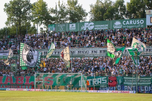 Leipzig - Ausverkauftes Derby unter hohen Sicherheitsvorkehrungen: Chemie Leipzig empfängt den Halleschen FC Die BSG Chemie Leipzig empfängt am Mittwochabend den Halleschen FC zum Mitteldeutschen Derby in der Regionalliga Nordost. Das Spiel im Alfred-Kunze-Sportpark ist mit 4.999 Zuschauern ausverkauft, der Anstoß erfolgt um 19 Uhr. Bereits vor dem Spiel werden umfangreiche Sicherheitsmaßnahmen umgesetzt, da die Begegnung als Hochsicherheitsspiel der Kategorie 1 eingestuft wurde. Die Polizeidirektion Leipzig wird dabei von Kräften der sächsischen Bereitschaftspolizei, des Polizeipräsidiums für Service und IT, Einsatzkräften aus Sachsen-Anhalt sowie der Bundespolizei unterstützt. Zudem stehen ein Sensocopter zur luftgestützten Lagebeobachtung und eine Wasserwerferstaffel bereit. Ein Schwerpunkt des Einsatzes liegt auf der konsequenten Trennung der Fanlager sowie der Sicherung der An- und Abreise. Leipzig Sachsen Deutschland *** Leipzig: Sold-Out Derby Under Strict Security Measures; Chemie Leipzig Hosts Halleschen FC On Wednesday evening, BSG Chemie Leipzig will host Halleschen FC for the Central German Derby in the Northeast Regional League. The match at Alfred Kunze Sportpark is sold out with 4,999 spectators, with kickoff scheduled for 7 p.m. Extensive security measures are already being implemented ahead of the match, as the game has been classified as a Category 1 high-security match. The Leipzig Police Department is being supported by units from the Saxon riot police, the Police Headquarters for Service and IT, response teams from Saxony-Anhalt, and the Federal Police. Additionally, a Sensocopter for aerial surveillance and a water cannon unit are on standby. A key focus of the operation is the strict separation of the fan sections as well as ensuring safe travel to and from the venue. Leipzig, Saxony, Germany Copyright: xEHLxMedia BjörnxStachx 20260805_regionalliga-chemie-hfc_14