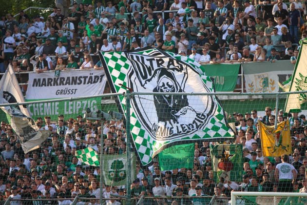 Leipzig - Ausverkauftes Derby unter hohen Sicherheitsvorkehrungen: Chemie Leipzig empfängt den Halleschen FC Die BSG Chemie Leipzig empfängt am Mittwochabend den Halleschen FC zum Mitteldeutschen Derby in der Regionalliga Nordost. Das Spiel im Alfred-Kunze-Sportpark ist mit 4.999 Zuschauern ausverkauft, der Anstoß erfolgt um 19 Uhr. Bereits vor dem Spiel werden umfangreiche Sicherheitsmaßnahmen umgesetzt, da die Begegnung als Hochsicherheitsspiel der Kategorie 1 eingestuft wurde. Die Polizeidirektion Leipzig wird dabei von Kräften der sächsischen Bereitschaftspolizei, des Polizeipräsidiums für Service und IT, Einsatzkräften aus Sachsen-Anhalt sowie der Bundespolizei unterstützt. Zudem stehen ein Sensocopter zur luftgestützten Lagebeobachtung und eine Wasserwerferstaffel bereit. Ein Schwerpunkt des Einsatzes liegt auf der konsequenten Trennung der Fanlager sowie der Sicherung der An- und Abreise. Leipzig Sachsen Deutschland *** Leipzig: Sold-Out Derby Under Strict Security Measures; Chemie Leipzig Hosts Halleschen FC On Wednesday evening, BSG Chemie Leipzig will host Halleschen FC for the Central German Derby in the Northeast Regional League. The match at Alfred Kunze Sportpark is sold out with 4,999 spectators, with kickoff scheduled for 7 p.m. Extensive security measures are already being implemented ahead of the match, as the game has been classified as a Category 1 high-security match. The Leipzig Police Department is being supported by units from the Saxon riot police, the Police Headquarters for Service and IT, response teams from Saxony-Anhalt, and the Federal Police. Additionally, a Sensocopter for aerial surveillance and a water cannon unit are on standby. A key focus of the operation is the strict separation of the fan sections as well as ensuring safe travel to and from the venue. Leipzig, Saxony, Germany Copyright: xEHLxMedia BjörnxStachx 20260805_regionalliga-chemie-hfc_15