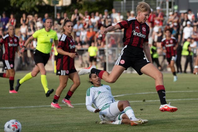 05.08.2026, xhfmx, Fussball CLQ HF 2. Qualirunde, Eintracht Frankfurt - Omonia Nikosia Paulina Krumbiegel (Eintracht Frankfurt, 27) im Zweikampf (DFL DFB REGULATIONS PROHIBIT ANY USE OF PHOTOGRAPHS as IMAGE SEQUENCES and or QUASI-VIDEO) Frankfurt *** August 5, 2026, xhfmx, Soccer CLQ HF 2 Qualifying Round, Eintracht Frankfurt vs. Omonia Nicosia, Paulina Krumbiegel (Eintracht Frankfurt), 27, in a tackle. DFL and DFB regulations prohibit any use of photographs as image sequences and or quasi-video. Frankfurt