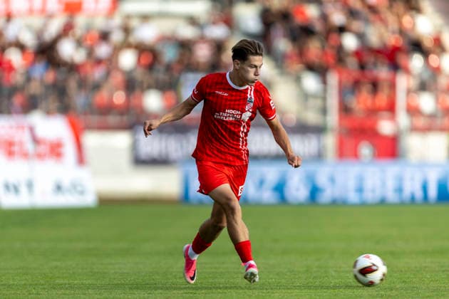 GER, Erfurt, Fussball, Regionalliga Nordost, 3. Spieltag, FC Rot-Weiss Erfurt vs. Tasmania Berlin im Bild v.l.: Artur Andreichyk (FC Rot-Weiß Erfurt 77), Aktion mit Ball 05.08.2026, Steigerwaldstadion Erfurt DFB REGULATIONS PROHIBIT ANY USE OF PHOTOGRAPHS AS IMAGE SEQUENCES AND OR QUASI-VIDEO, *** GER, Erfurt, Soccer, Northeast Regional League, Matchday 3, FC Rot Weiss Erfurt vs. Tasmania Berlin (pictured, from left): Artur Andreichyk, FC Rot Weiss Erfurt 77, in action with the ball, August 5, 2026, Steigerwaldstadion, Erfurt. DFB regulations prohibit any use of photographs as image sequences and or quasi-video, Copyright: HMBxMedia PaulxFritz