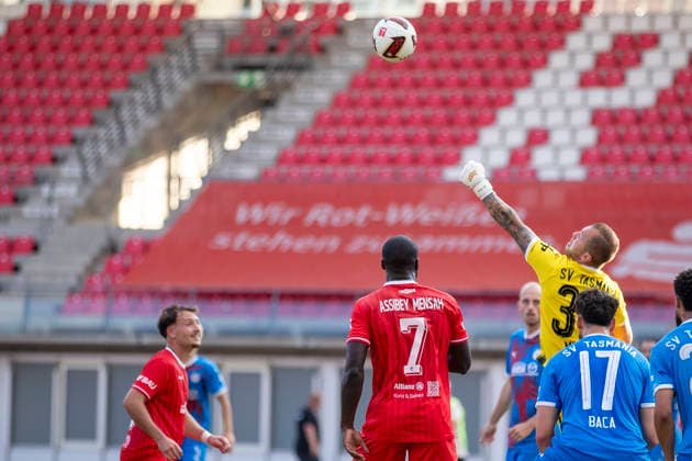 GER, Erfurt, Fussball, Regionalliga Nordost, 3. Spieltag, FC Rot-Weiss Erfurt vs. Tasmania Berlin im Bild v.l.: Strafraumszene Raphael Assibey-Mensah (FC Rot-Weiß Erfurt 07), Lucas Falcao (FC Rot-Weiß Erfurt 55), Torhueter faustet den Ball weg 05.08.2026, Steigerwaldstadion Erfurt DFB REGULATIONS PROHIBIT ANY USE OF PHOTOGRAPHS AS IMAGE SEQUENCES AND OR QUASI-VIDEO, *** GER, Erfurt, Soccer, Northeast Regional League, Matchday 3, FC Rot Weiss Erfurt vs. Tasmania Berlin: Photo (from left) Penalty area scene: Raphael Assibey Mensah (FC Rot Weiss Erfurt 07), Lucas Falcao (FC Rot Weiss Erfurt 55), goalkeeper punches the ball away, August 5, 2026, Steigerwaldstadion, Erfurt. DFB regulations prohibit any use of photographs as image sequences and or quasi-video, Copyright: HMBxMedia PaulxFritz