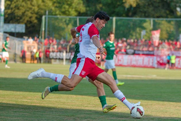 05.08.2026 Fußball Herren 2026 2027 Regionalliga Nordost 3. Spieltag BSG Chemie Leipzig - Hallescher FC Alfred-Kunze-Sportpark Leipzig Burim Halili (Halle, 5, weiß) schlägt einen Ball lang. Leipzig Sachsen Deutschland *** August 5, 2026 Men s Soccer 2026–2027 Northeast Regional League, Matchday 3: BSG Chemie Leipzig vs. Hallescher FC at Alfred Kunze Sportpark in Leipzig; Burim Halili (Halle), No. 5, in white, kicks the ball down the field; Leipzig, Saxony, Germany
