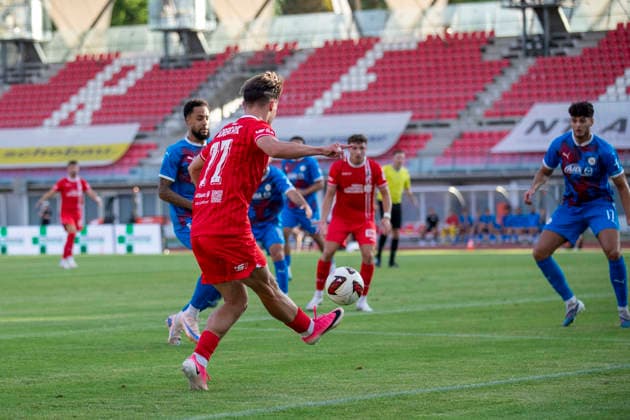 GER, Erfurt, Fussball, Regionalliga Nordost, 3. Spieltag, FC Rot-Weiss Erfurt vs. Tasmania Berlin im Bild v.l.: Artur Andreichyk (FC Rot-Weiß Erfurt 77), Hereingäbe, Flanke, Aktion mit Ball 05.08.2026, Steigerwaldstadion Erfurt DFB REGULATIONS PROHIBIT ANY USE OF PHOTOGRAPHS AS IMAGE SEQUENCES AND OR QUASI-VIDEO, *** GER, Erfurt, Soccer, Northeast Regional League, Matchday 3, FC Rot Weiss Erfurt vs. Tasmania Berlin (pictured, from left): Artur Andreichyk (FC Rot Weiss Erfurt 77), cross, action with the ball, August 5, 2026, Steigerwaldstadion, Erfurt. DFB regulations prohibit any use of photographs as image sequences and or quasi-video, Copyright: HMBxMedia PaulxFritz