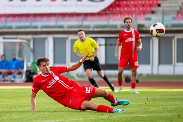GER, Erfurt, Fussball, Regionalliga Nordost, 3. Spieltag, FC Rot-Weiss Erfurt vs. Tasmania Berlin im Bild v.l.: Benjamin Dreca (FC Rot-Weiß Erfurt 14), Torschuss 05.08.2026, Steigerwaldstadion Erfurt DFB REGULATIONS PROHIBIT ANY USE OF PHOTOGRAPHS AS IMAGE SEQUENCES AND OR QUASI-VIDEO, *** GER, Erfurt, Soccer, Northeast Regional League, Matchday 3, FC Rot Weiss Erfurt vs. Tasmania Berlin (pictured, from left): Benjamin Dreca, FC Rot Weiss Erfurt 14, shot on goal, August 5, 2026, Steigerwaldstadion, Erfurt. DFB regulations prohibit any use of photographs as image sequences and or quasi-video, Copyright: HMBxMedia PaulxFritz