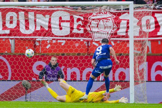 UEFA Conference Leauge 2026: Fire - Apollon Limassol Bergen 20260805. Apollon Limassol cheers after scoring by Alen Ozbolt (right) in the UEFA Conference Leauge football match between SK Brann and Apollon Limassol at Brann Stadium. Photo: Paul S. Amundsen NTB Bergen Norway EDITORIAL USE ONLY. RESTRICTED USE FOR BETTING COMPANIES Ref:_SPOblEE4vp9Pz8.jpg *** UEFA Conference League 2026: Apollon Limassol vs. Bergen, August 5, 2026. Apollon Limassol celebrates after Alen Ozbolt scores during the UEFA Conference League soccer match between SK Brann and Apollon Limassol at Brann Stadium. Photo by Paul S. Amundsen NTB Bergen, Norway EDITORIAL USE ONLY RESTRICTED USE FOR BETTING COMPANIES  Copyright: xPaulxS.xAmundsenx xNTBx