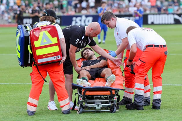 Jens Castrop (Borussia Moenchengladbach) liegt verletzt auf einer Bahre und wird in ein Krankenhaus gebracht waehrend des Freundschaftsspiels zwischen dem FC Rottach-Egern und Borussia Moenchengladbach, Stadion Birkenmoos am 05. August 2026 in Rottach-Egern, Deutschland. (Foto von Marco Steinbrenner DeFodi Images) +++ Jens Castrop (Borussia Moenchengladbach) is lying injured on a stretcher and is being taken to hospital during the Friendly match between FC Rottach-Egern and Borussia Moenchengladbach at Stadion Birkenmoos on August 5, 2026 in Rottach-Egern, Germany. (Photo by Marco Steinbrenner DeFodi Images) (Photo by Marco Steinbrenner DeFodi Images) - *** Jens Castrop of Borussia Mönchengladbach lies injured on a stretcher and is being taken to a hospital during the friendly match between FC Rottach Egern and Borussia Mönchengladbach at Birkenmoos Stadium on August 5, 2026, in Rottach Egern, Germany. Photo by Marco Steinbrenner, DeFodi Images. Jens Castrop of Borussia Mönchengladbach is lying injured on a stretcher and is being taken to the hospital during the friendly match between FC Rottach Egern and Borussia Mönchengladbach at Stadion Birkenmoos on August 5, 2026 in Rottach Egern, Germany. Photo by Marco Steinbrenner, DeFodi Images. Photo by Marco Steinbrenner, DeFodi Images.