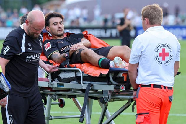 Jens Castrop (Borussia Moenchengladbach) liegt verletzt auf einer Bahre und wird in ein Krankenhaus gebracht waehrend des Freundschaftsspiels zwischen dem FC Rottach-Egern und Borussia Moenchengladbach, Stadion Birkenmoos am 05. August 2026 in Rottach-Egern, Deutschland. (Foto von Marco Steinbrenner DeFodi Images) +++ Jens Castrop (Borussia Moenchengladbach) is lying injured on a stretcher and is being taken to hospital during the Friendly match between FC Rottach-Egern and Borussia Moenchengladbach at Stadion Birkenmoos on August 5, 2026 in Rottach-Egern, Germany. (Photo by Marco Steinbrenner DeFodi Images) (Photo by Marco Steinbrenner DeFodi Images) - *** Jens Castrop of Borussia Mönchengladbach lies injured on a stretcher and is being taken to a hospital during the friendly match between FC Rottach Egern and Borussia Mönchengladbach at Birkenmoos Stadium on August 5, 2026, in Rottach Egern, Germany. Photo by Marco Steinbrenner, DeFodi Images. Jens Castrop of Borussia Mönchengladbach is lying injured on a stretcher and is being taken to the hospital during the friendly match between FC Rottach Egern and Borussia Mönchengladbach at Stadion Birkenmoos on August 5, 2026 in Rottach Egern, Germany. Photo by Marco Steinbrenner, DeFodi Images. Photo by Marco Steinbrenner, DeFodi Images.