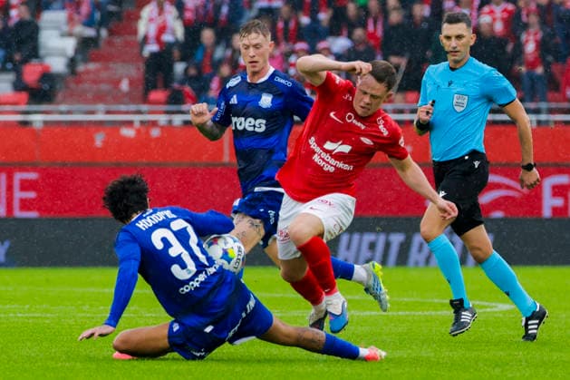 UEFA Conference Leauge 2026: Brann - Apollon Limassol Bergen 20260805. Apollon Limassols Leonidas Konomis i duell med Branns Eggert Aron Gudmundsson i UEFA Conference Leauge-kampen i fotball mellom SK Brann og Apollon Limassol pa Brann stadion. Foto: Paul S. Amundsen NTB Bergen Norge EDITORIAL USE ONLY. RESTRICTED USE FOR BETTING COMPANIES Ref:_SPOxsK9guHeI6A.jpg *** UEFA Conference League 2026 Brann vs. Apollon Limassol, Bergen, August 5, 2026: Apollon Limassol’s Leonidas Konomis goes head-to-head with Brann’s Eggert Aron Gudmundsson in the UEFA Conference League soccer match between SK Brann and Apollon Limassol at Brann Stadium. Photo by Paul S. Amundsen, NTB, Bergen, Norway. EDITORIAL USE ONLY. RESTRICTED USE FOR BETTING COMPANIES.  Copyright: xPaulxS.xAmundsenx xNTBx