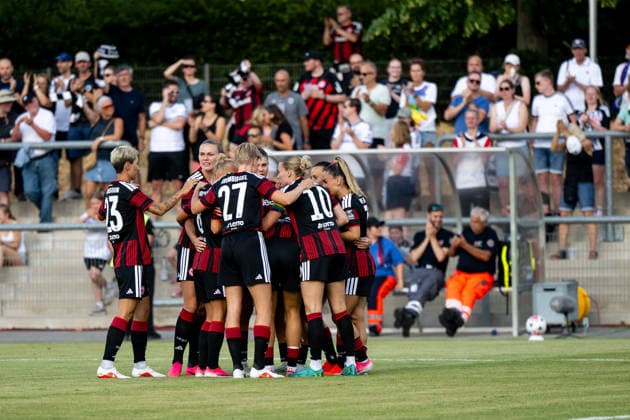 05.08.2026, GER, Fussball, Frauen, UEFA Womens Champions League, Saison 2026 2027, Qualifikationsturnier, Halbfinale, Eintracht Frankfurt vs Omonia Nikosia Sara Doorsoun ( Eintracht Frankfurt, 23 ), Paulina Krumbiegel ( Eintracht Frankfurt, 27 ), Laura Freigang ( Eintracht Frankfurt, 10 ) und Team jubeln über das Tor zum 1:0 durch Hayley Raso ( Eintracht Frankfurt, 16 ), Frankfurt am Main Stadion am Brentanobad Hessen Deutschland *** August 5, 2026, GER, Soccer, Women s, UEFA Women s Champions League, 2026–2027 Season, Qualifying Tournament, Semifinals, Eintracht Frankfurt vs. Omonia Nicosia Sara Doorsoun, Eintracht Frankfurt, 23, Paulina Krumbiegel, Eintracht Frankfurt, 27, Laura Freigang, Eintracht Frankfurt, 10, and the team celebrate the 1–0 goal scored by Hayley Raso, Eintracht Frankfurt, 16, at the Stadion am Brentanobad in Frankfurt am Main, Hesse, Germany Copyright: xNordphoto Memmlerx