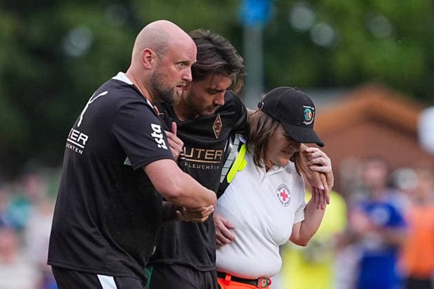 05.08.2026, xydrx, Fußball, Testspiel, FC Rottach-Egern - Borussia Mönchengladbach, Saison 2026 2027, Stadion am Birkenmoos: Jens Castrop (Borussia Moenchengladbach, 17) wird verletzt vom Feld gebracht DFB regulations prohibit any use of photographs as image sequences and or quasi-video. *** August 5, 2026, xydrx, soccer, friendly match, FC Rottach Egern vs. Borussia Mönchengladbach, 2026–2027 season, Birkenmoos Stadium, Jens Castrop, Borussia Mönchengladbach, No. 17 is injured and carried off the field. DFB regulations prohibit any use of photographs as image sequences and or quasi-video. Copyright: HMBxMedia YannisxDreimann