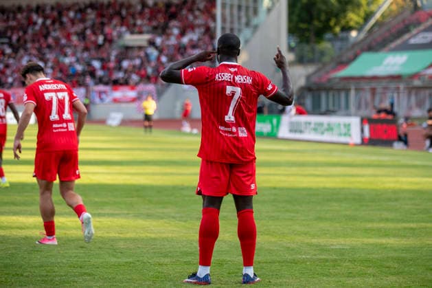 GER, Erfurt, Fussball, Regionalliga Nordost, 3. Spieltag, FC Rot-Weiss Erfurt vs. Tasmania Berlin im Bild v.l.: Raphael Assibey-Mensah (FC Rot-Weiß Erfurt 07), Torjubel 05.08.2026, Steigerwaldstadion Erfurt DFB REGULATIONS PROHIBIT ANY USE OF PHOTOGRAPHS AS IMAGE SEQUENCES AND OR QUASI-VIDEO, *** GER, Erfurt, Soccer, Northeast Regional League, Matchday 3, FC Rot Weiss Erfurt vs. Tasmania Berlin (pictured, from left): Raphael Assibey Mensah, FC Rot Weiss Erfurt 07, goal celebration, May 5, 2026, Steigerwaldstadion, Erfurt. DFB regulations prohibit any use of photographs as image sequences and or quasi-video, Copyright: HMBxMedia PaulxFritz