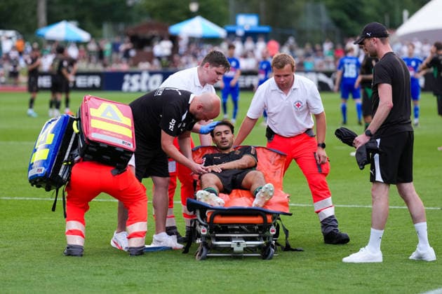 05.08.2026, xydrx, Fußball, Testspiel, FC Rottach-Egern - Borussia Mönchengladbach, Saison 2026 2027, Stadion am Birkenmoos: Jens Castrop (Borussia Moenchengladbach, 17) wird verletzt mit einer Trage vom Feld gebracht DFB regulations prohibit any use of photographs as image sequences and or quasi-video. *** August 5, 2026, xydrx, soccer, friendly match, FC Rottach Egern vs. Borussia Mönchengladbach, 2026–2027 season, Birkenmoos Stadium, Jens Castrop, Borussia Mönchengladbach, No. 17 is injured and carried off the field on a stretcher. DFB regulations prohibit any use of photographs as image sequences and or quasi-video. Copyright: HMBxMedia YannisxDreimann