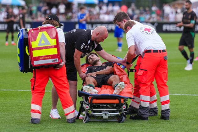 05.08.2026, xydrx, Fußball, Testspiel, FC Rottach-Egern - Borussia Mönchengladbach, Saison 2026 2027, Stadion am Birkenmoos: Jens Castrop (Borussia Moenchengladbach, 17) wird verletzt mit einer Trage vom Feld gebracht DFB regulations prohibit any use of photographs as image sequences and or quasi-video. *** August 5, 2026, xydrx, Soccer, Friendly Match, FC Rottach Egern vs. Borussia Mönchengladbach, 2026–2027 Season, Birkenmoos Stadium, Jens Castrop, Borussia Mönchengladbach, No. 17 is injured and carried off the field on a stretcher. DFB regulations prohibit any use of photographs as image sequences and or quasi-video. Copyright: HMBxMedia YannisxDreimann