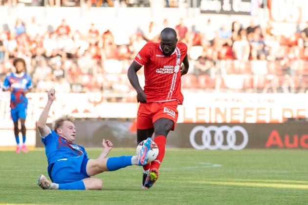 Regionalliga Nordost: FC Rot-Weiß Erfurt vs. SV Tasmania Berlin; Erfurt; 05.08.2026 Felix Rehder ( 19; SV Tasmania Berlin) gegen Raphael Assibey-Mensah ( 7; FC Rot-Weiß Erfurt) Regionalliga Nordost: FC Rot-Weiß Erfurt vs. SV Tasmania Berlin; Steigerwaldstadion Erfurt; 05.08.2026 *** Northeast Regional League: FC Rot Weiß Erfurt vs. SV Tasmania Berlin, Erfurt, August 5, 2026; Felix Rehder 19 (SV Tasmania Berlin) vs. Raphael Assibey Mensah 7 (FC Rot Weiß Erfurt); Northeast Regional League: FC Rot Weiß Erfurt vs. SV Tasmania Berlin, Steigerwaldstadion, Erfurt August 5, 2026 Copyright: xBEAUTIFULxSPORTS Duehringx