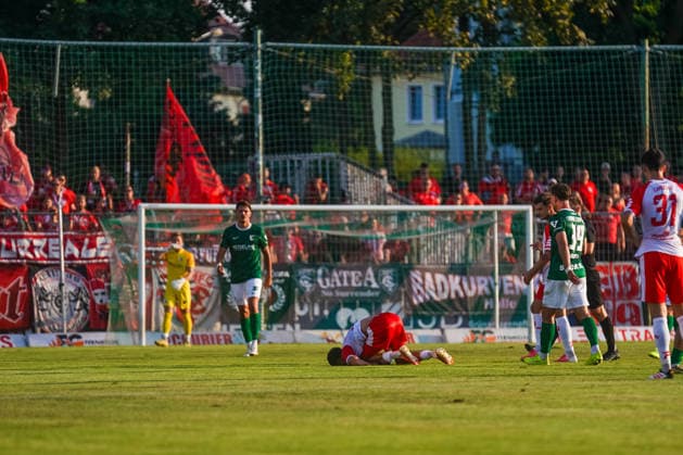 Stanley Ratifo (Hallescher FC, 30) wurde gefoult. Leipzigs Fans jubeln BSG Chemie Leipzig vs. Hallescher FC, Fussball, Regionalliga Nordost, 3. Spieltag, Saison 2026 2027, 05.08.2026 BSG Chemie Leipzig vs. Hallescher FC, Fussball, Regionalliga Nordost, 3. Spieltag, Saison 2026 2027, 05.08.2026 Leipzig *** Stanley Ratifo of Hallescher FC, 30, was fouled; Leipzig fans cheer. BSG Chemie Leipzig vs. Hallescher FC, soccer, Northeast Regional League, Matchday 3, 2026–2027 season, August 5, 2026 BSG Chemie Leipzig vs. Hallescher FC, soccer, Northeast Regional League, Matchday 3, 2026–2027 season, August 5, 2026 Leipzig Copyright: xEibner-Pressefoto PiaxSchindlerx EP_PSR
