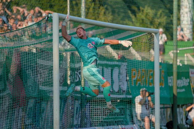 05.08.2026 Fußball Herren 2026 2027 Regionalliga Nordost 3. Spieltag BSG Chemie Leipzig - Hallescher FC Alfred-Kunze-Sportpark Leipzig Luca Bendel (Halle, 32, türkis) springt an die Latte. Leipzig Sachsen Deutschland *** August 5, 2026 Men s Soccer 2026–2027 Northeast Regional League, Matchday 3: BSG Chemie Leipzig vs. Hallescher FC at Alfred Kunze Sportpark in Leipzig. Luca Bendel (Halle, 32, wearing turquoise) hits the crossbar. Leipzig, Saxony, Germany