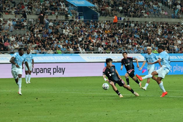 Manchester City FC face K League All-Stars in pre-season friendly in South Korea Tijjani Reijnders (R) of Manchester City FC shoots during a pre-season friendly soccer match between Manchester City FC and Team K League at Seoul World Cup Stadium in Seoul, South Korea, August 05, 2026. Seoul South Korea  Copyright: xMatrixxImages JungxUi-Chelx